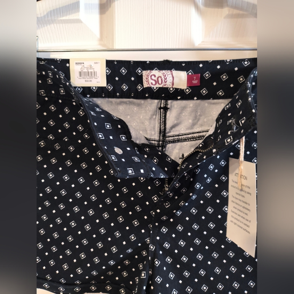 Kohls SO Sz 7 Shortie High Rise Stylish Black Patterned Women's Shorts - Picture 4 of 9